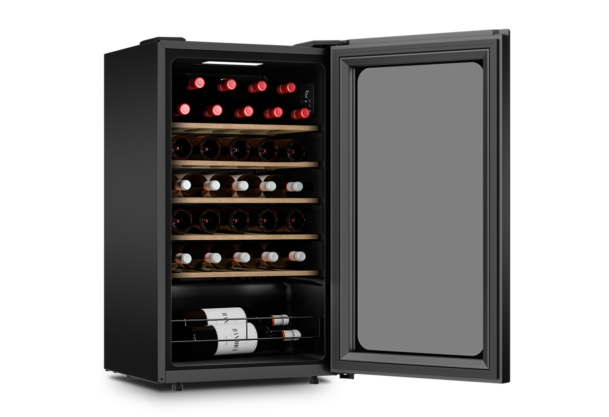 Απεικονίζεται ο συντηρητής με την πόρτα ανοιχτή και κρασιά μέσα.